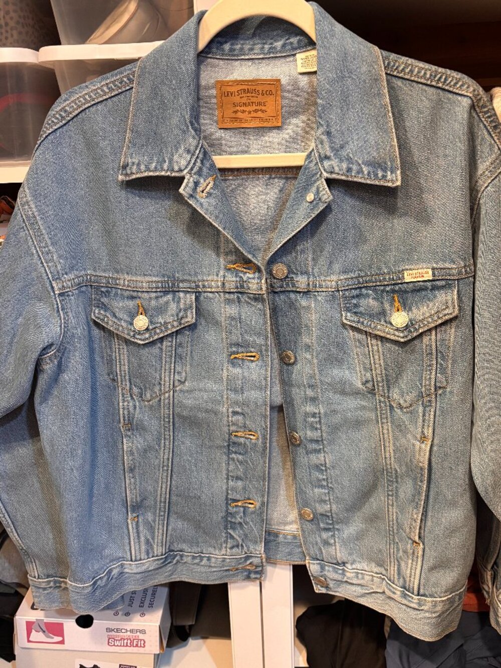 Levi Strauss Signature Women’s Loose Trucker Denim Jacket NWT